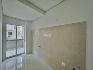 Vista interna de um corredor com portas de vidro em um imóvel.