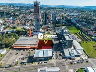 Vista aérea de uma área urbana com edifícios altos e estruturas comerciais.