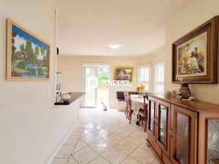 Sala de estar com piso de cerâmica e móveis de madeira.