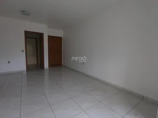 Ambiente interno com piso de cerâmica e portas de madeira.