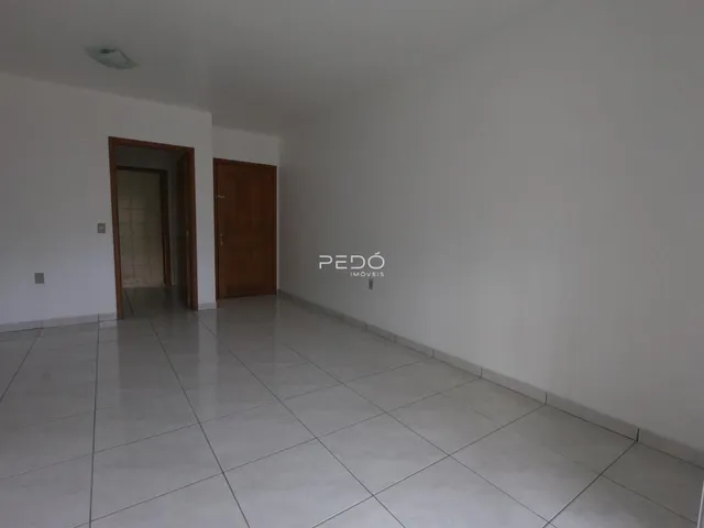 Ambiente interno com piso de cerâmica e portas de madeira.