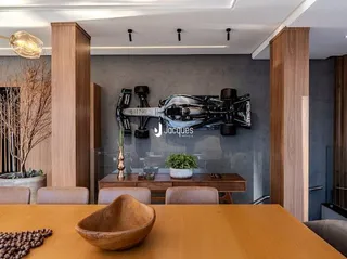 Interior de uma sala com paredes cinzas e detalhes em madeira.