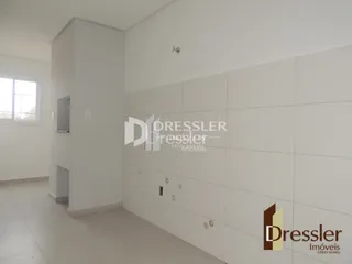 Corredor interno de uma residência com paredes brancas.
