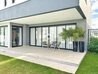 Fachada de casa em Lajeado, Brasil, mostrando a área externa com um pátio.