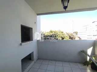 Vista externa de uma parede branca e piso de concreto de uma propriedade.