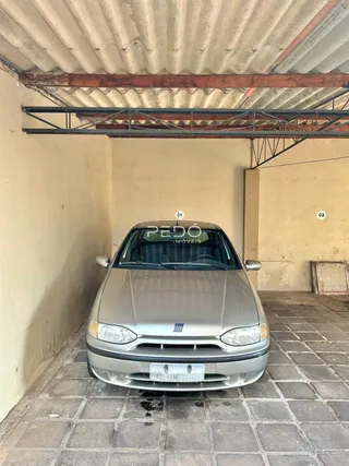 Foto da estrutura do telhado e um carro estacionado na propriedade.