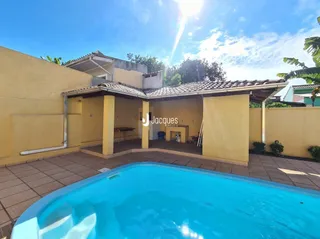 Vista externa de uma casa com piscina e área de lazer em Lajeado.