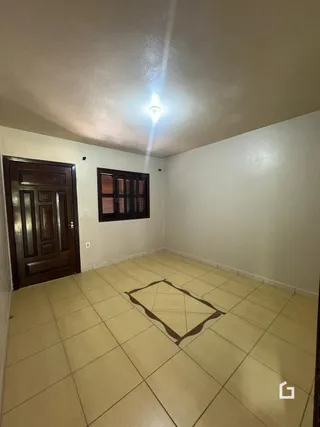 O interior da sala apresenta um piso de cerâmica claro.