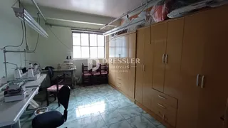 Interior de um cômodo com armários e piso de cerâmica.
