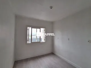 Foto de um cômodo interno com paredes brancas e piso claro.