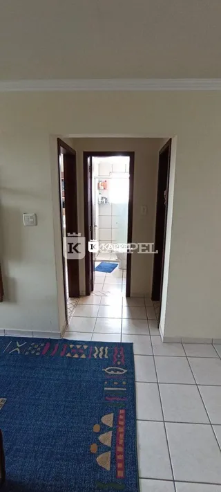 Hall de entrada com piso de cerâmica e carpete no chão.