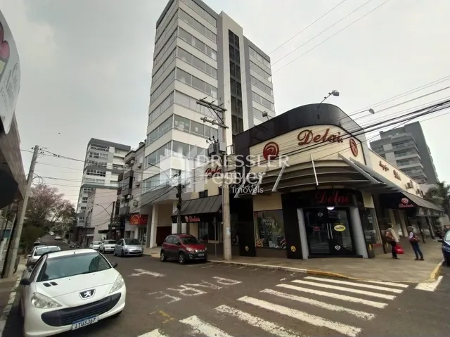 Fachada de um prédio comercial na rua em Lajeado, Brasil.