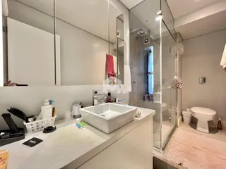 Foto de um banheiro moderno com box de vidro.