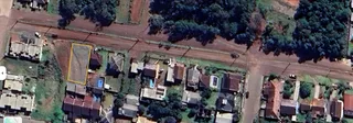 Vista aérea de uma área residencial em Lajeado, Brasil, mostrando lotes e vegetação.