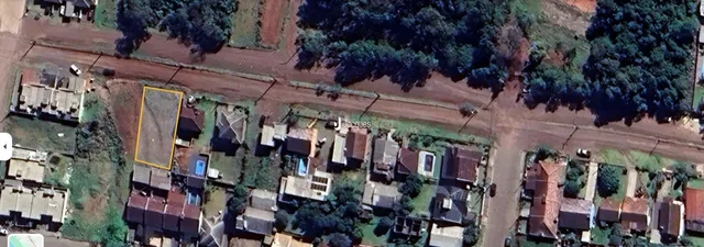 Vista aérea de uma área residencial em Lajeado, Brasil, mostrando lotes e vegetação.