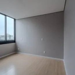 Vista interna de um cômodo com paredes claras e piso de cor clara.