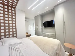 Quarto com cama e armários em um imóvel no Brasil.