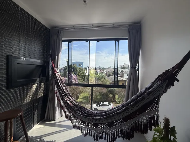 Sala de estar com grande janela oferecendo uma vista para o exterior.