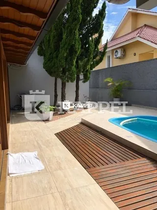 Foto de uma área externa com piso de madeira.