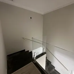 Hall de entrada com divisória de vidro na lateral.