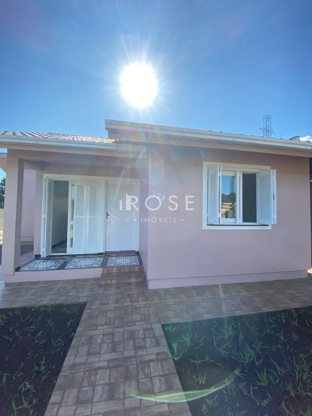 Foto da fachada de uma casa em Lajeado, Brasil, com paredes cor-de-rosa.