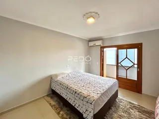 Quarto com cama e porta de madeira na residência.