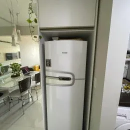 Uma geladeira branca moderna está visível na imagem.