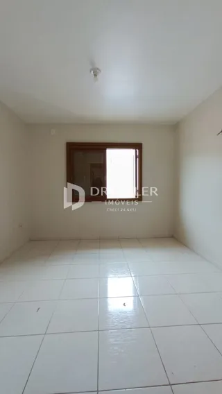 Um ambiente interno com piso de cerâmica e paredes brancas.