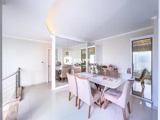 Uma sala de jantar com mesa e cadeiras em um apartamento em Lajeado.