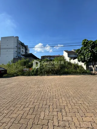 Vista externa da propriedade em Lajeado, Brasil, mostrando uma área pavimentada.