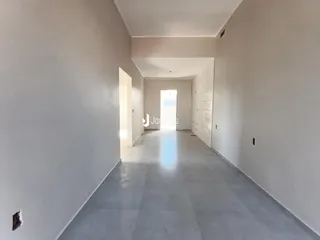 Corredor longo e iluminado de uma residência em Lajeado, Brasil.