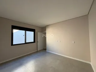 Interior de um ambiente com piso de cerâmica e janela.