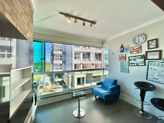 Sala de estar com vista para o horizonte da cidade.