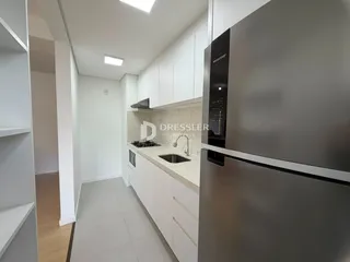 Foto de uma cozinha moderna com armários brancos e eletrodomésticos de aço inoxidável.