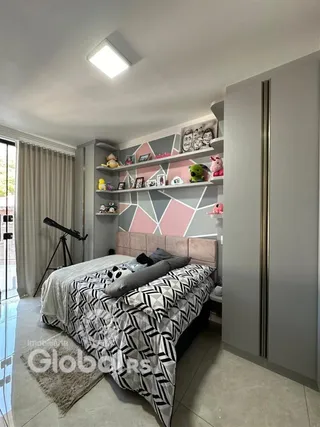 Quarto com cama e armário em um imóvel no Brasil.