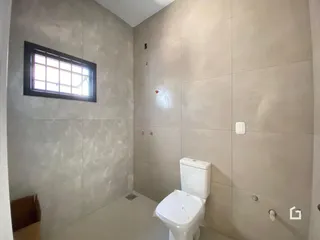 Banheiro com paredes revestidas em cerâmica.