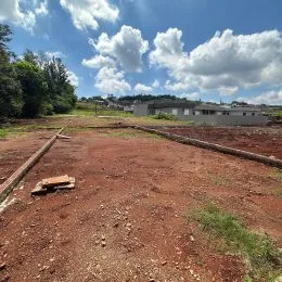 Terreno aberto de terra vermelha em Lajeado.