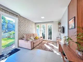 Sala de estar com piso de cerâmica e acesso a uma área externa.