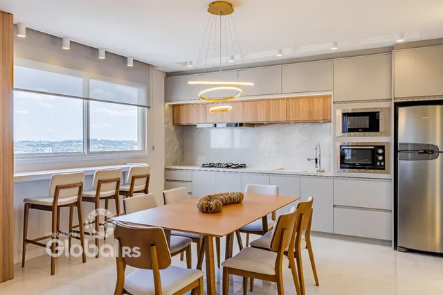 Sala de jantar e cozinha moderna com vista para a paisagem.