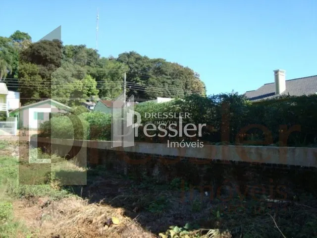 Vista externa de uma propriedade na região de Lajeado, Brasil, com vegetação densa ao fundo.