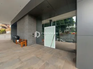 Vista da fachada moderna de uma residência com área externa e jardim.