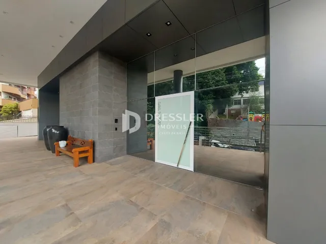 Vista da fachada moderna de uma residência com área externa e jardim.