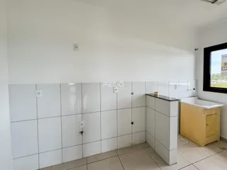 Foto de um banheiro com revestimento cerâmico branco.