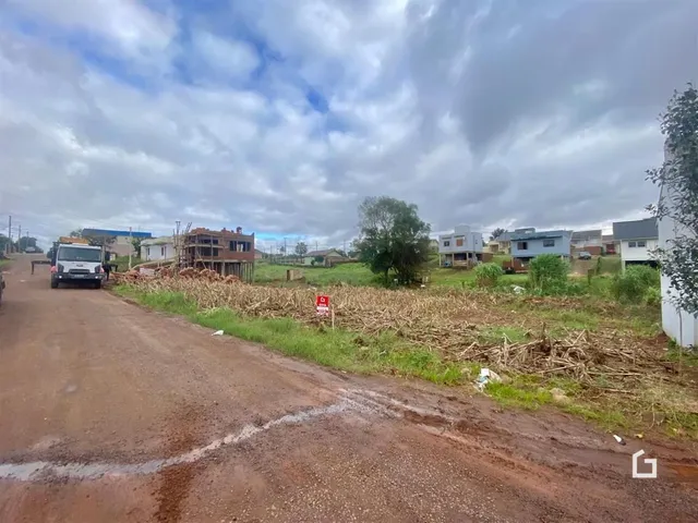 Vista da rua de terra em Lajeado, Brasil, com vegetação ao lado.