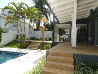 Vista externa de uma propriedade com piscina e jardim em Lajeado.