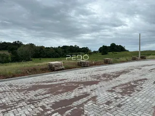 Vista de uma área de terreno com vegetação e pavimento em Lajeado, Brasil.