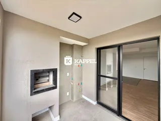 Hall de entrada com lareira e porta de vidro.
