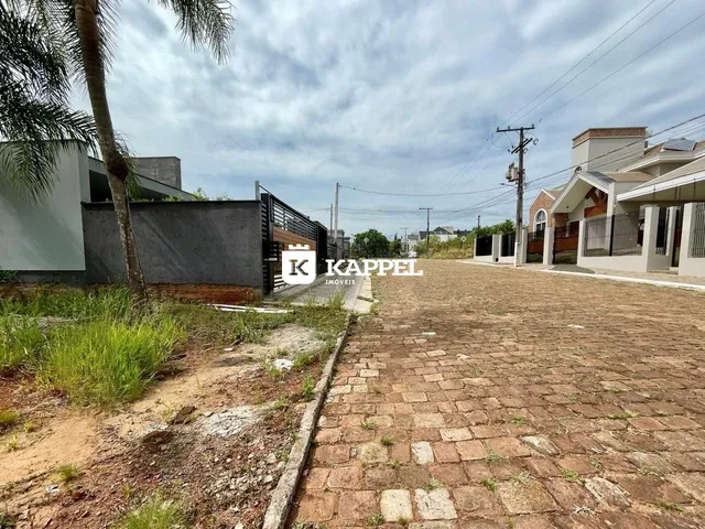 Vista externa de uma residência com uma rua de paralelepípedos em Lajeado.