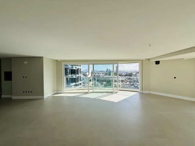 Sala ampla com vista para a paisagem urbana.