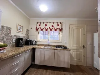 Vista da cozinha de uma residência em Lajeado, Brasil.